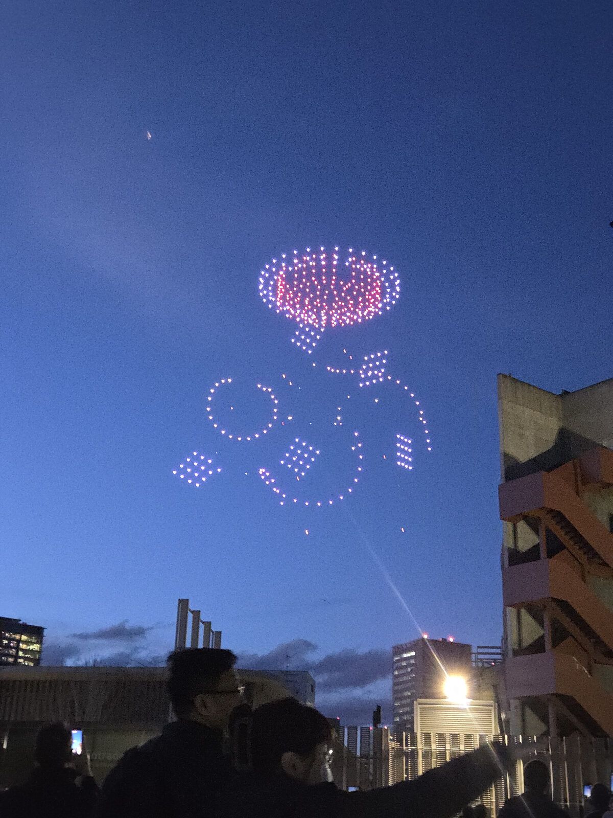 Droneshow bij avond