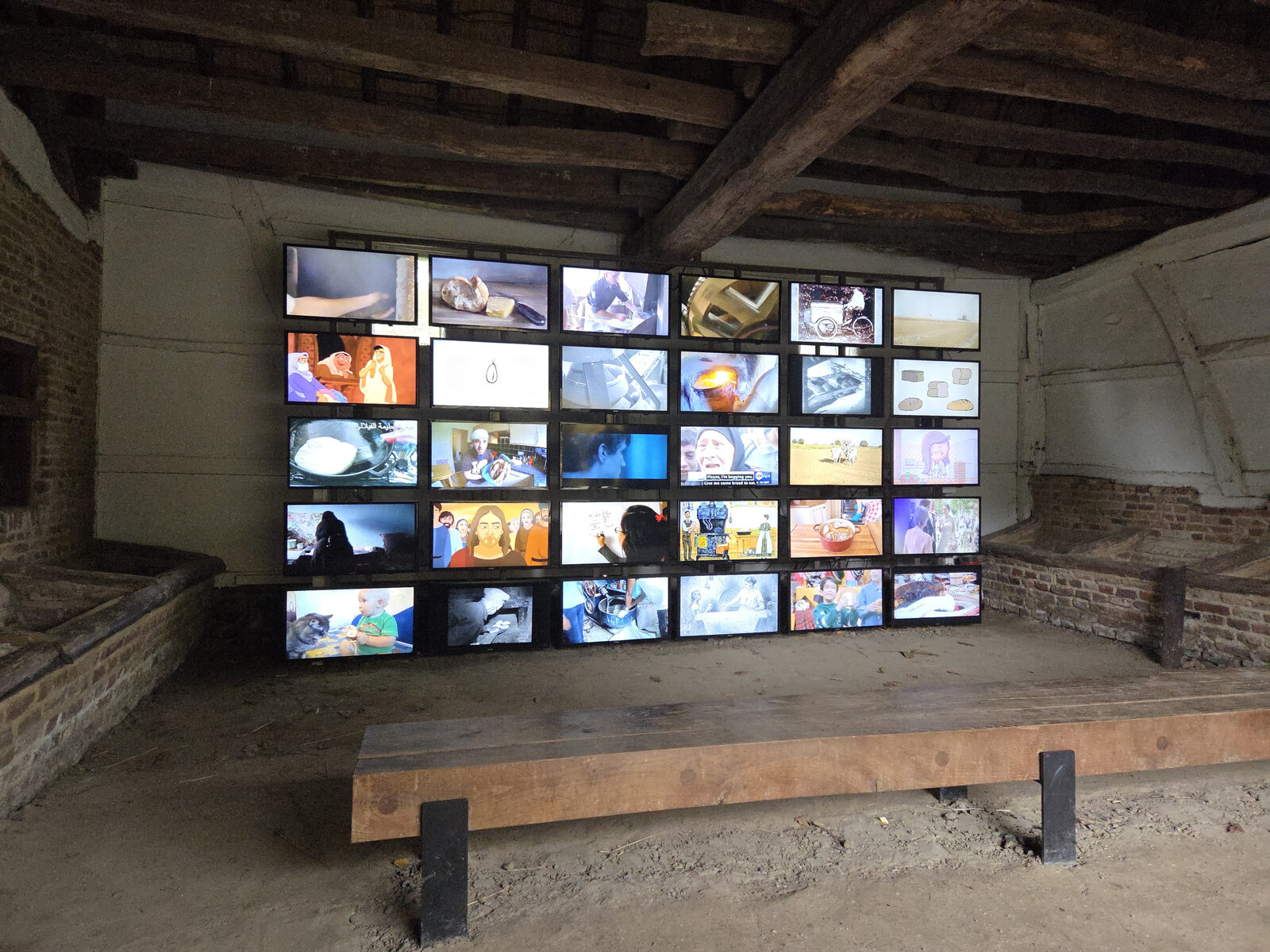 Multi-screen video-installatie