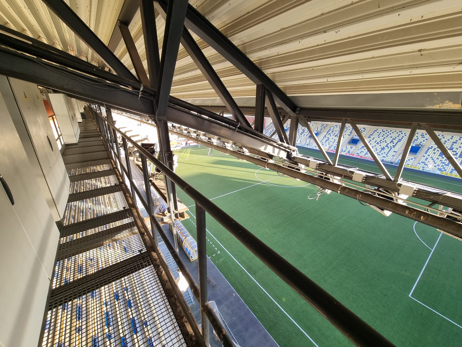 Luidsprekers en bekabeling onder het stadiondak